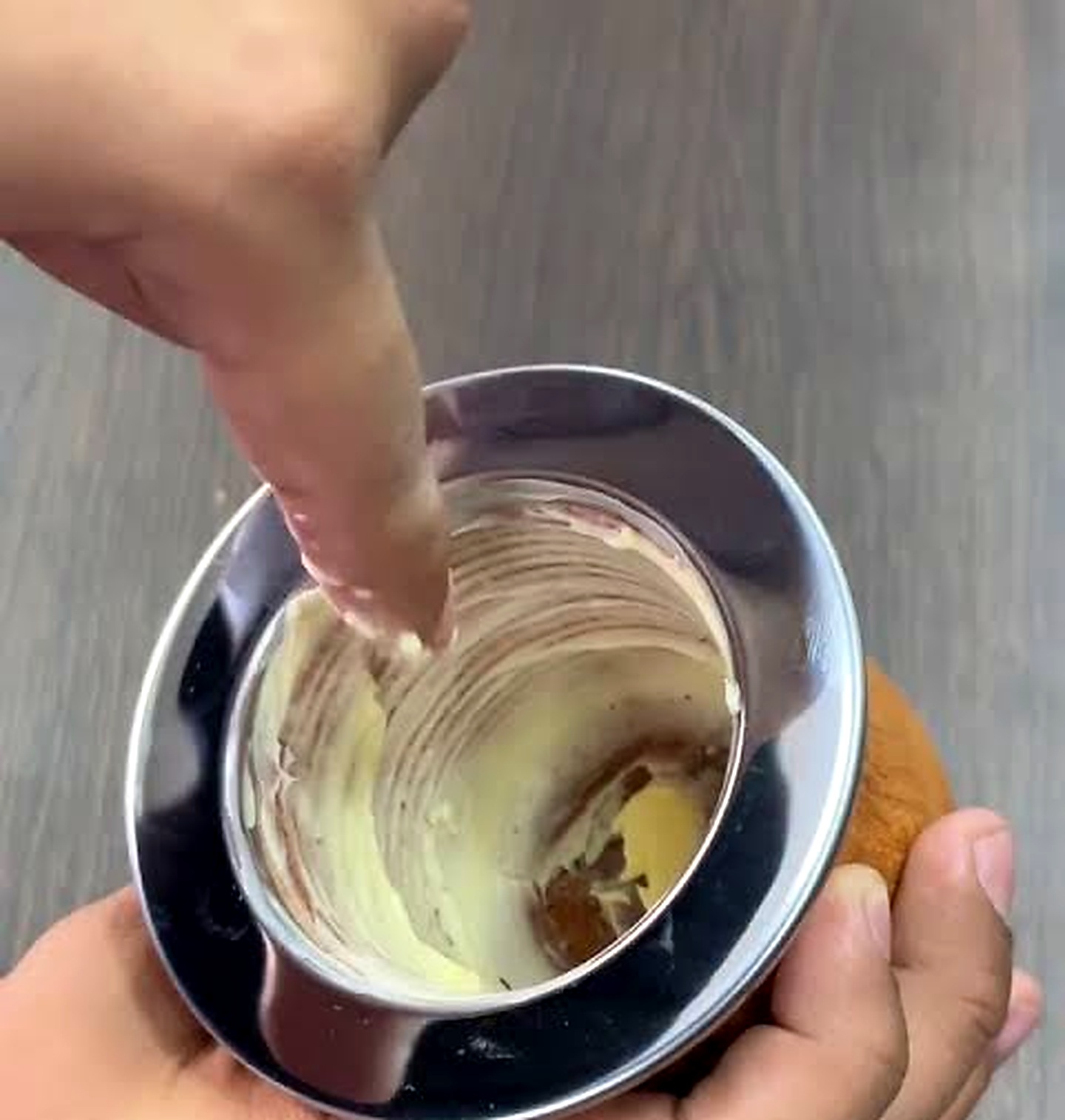 Interior de un mate de algarrobo cubierto con una capa fina de manteca