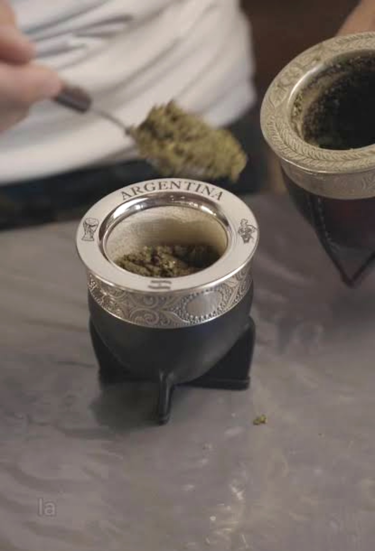 Segunda colocación de yerba usada en un mate de calabaza