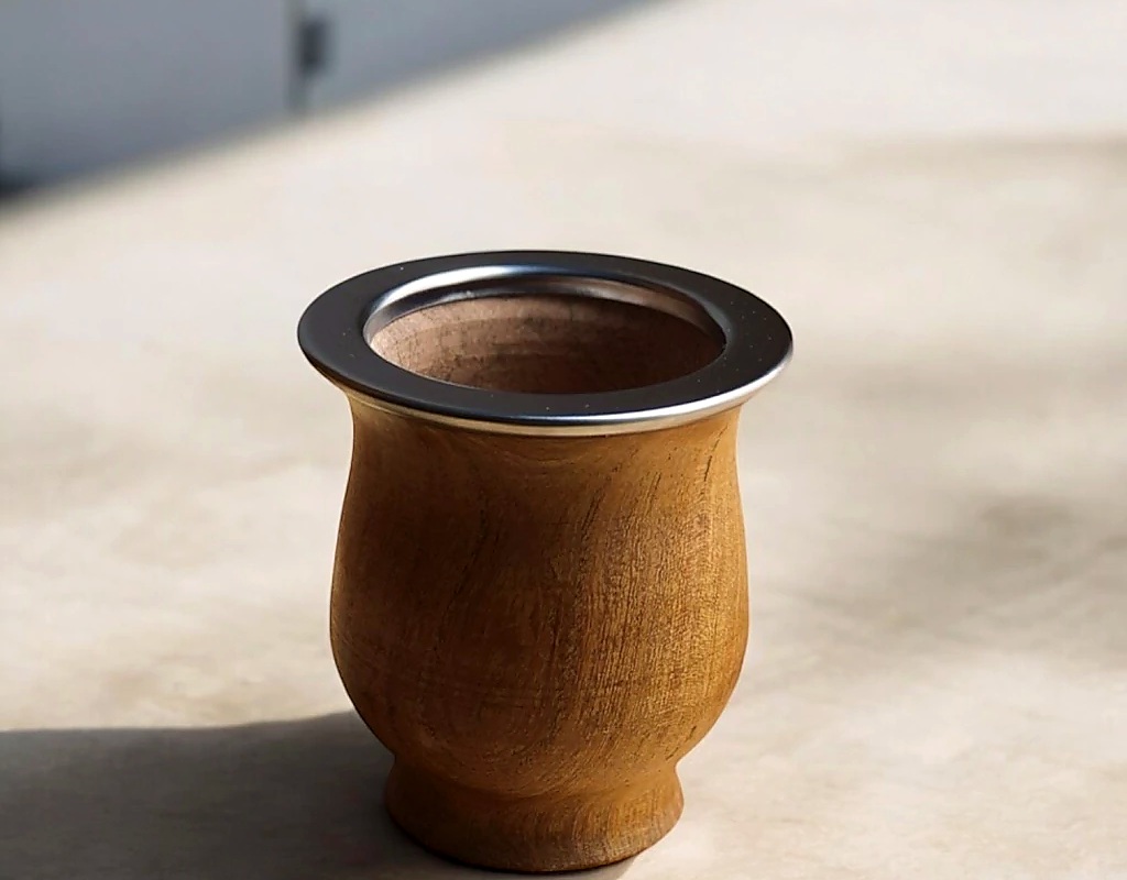 Mate premium presentado sobre una superficie neutra