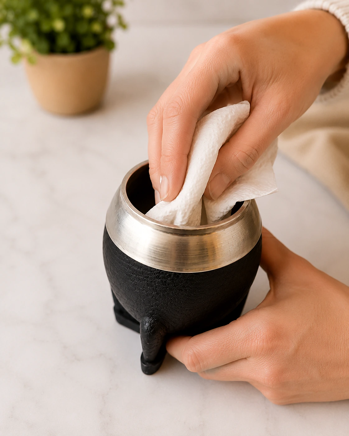 Secado del interior del mate con papel absorbente