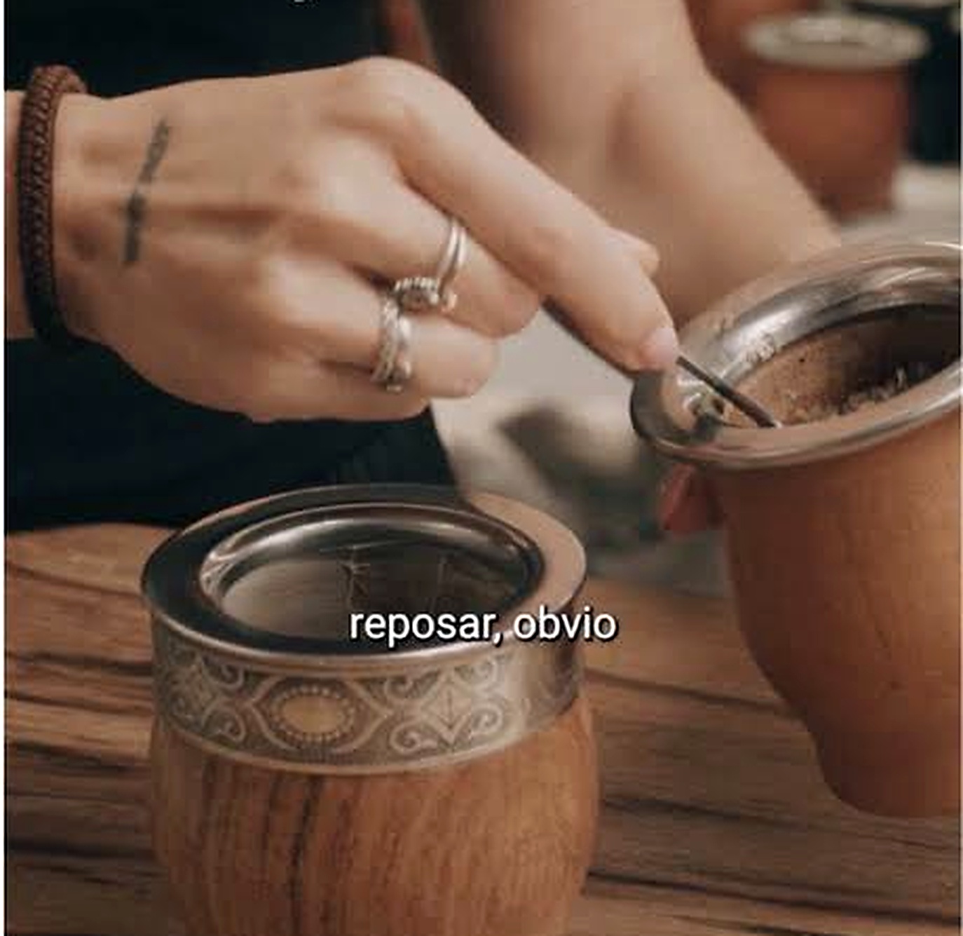 Colocación de yerba usada dentro de un mate de algarrobo