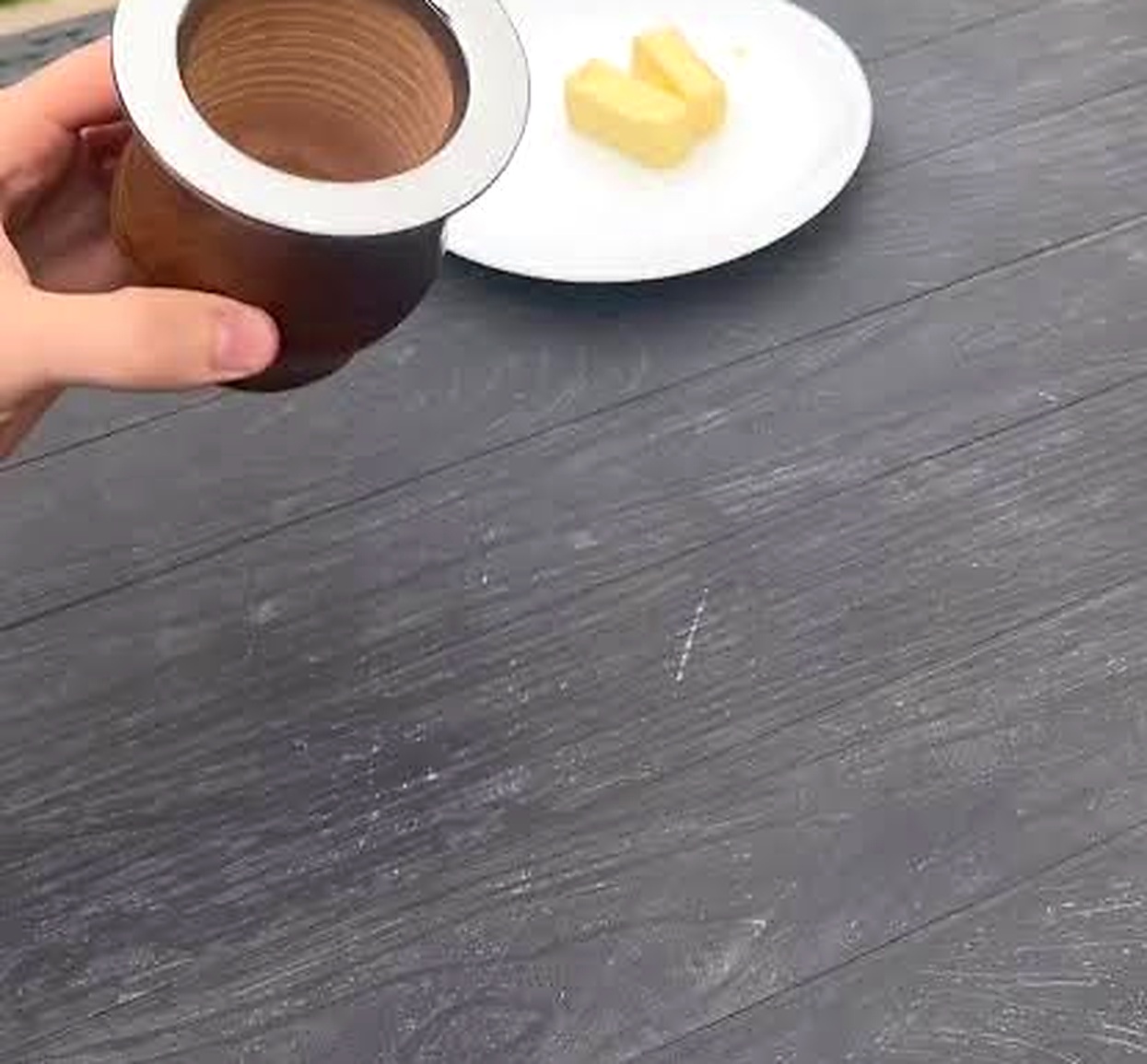 Mate de algarrobo junto a una pequeña cantidad de manteca
