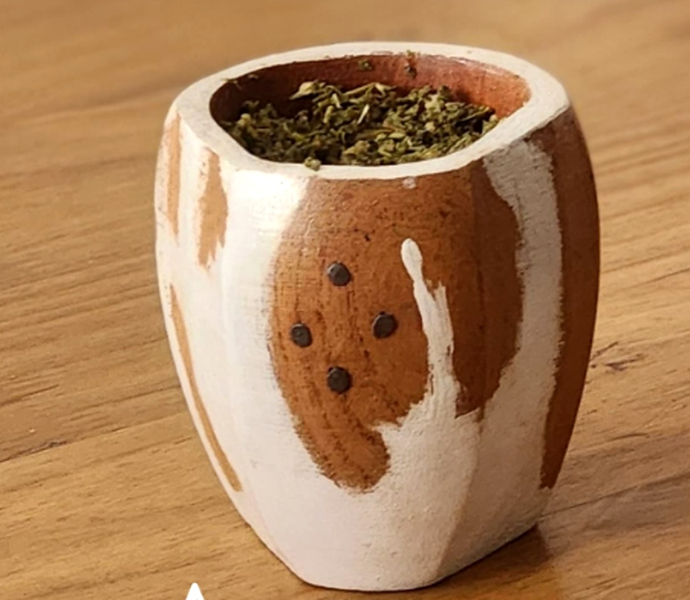 Mate de algarrobo con yerba usada dentro durante el proceso de curado