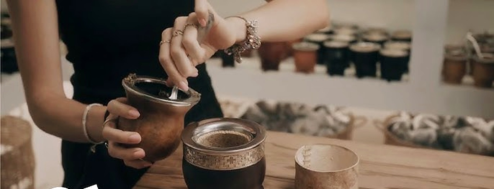 Colocación de yerba usada dentro de un mate de calabaza